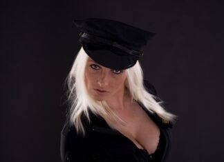 Jak nosić czapkę z daszkiem damskie?