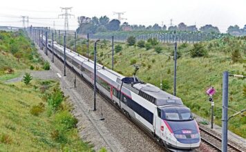 Kto pierwszy składa życzenia młodej parze? Kto pierwszy składa życzenia młodej parze?