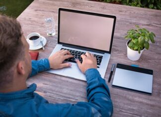 Jak się pisze słowo broszka?