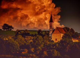 Kto siedzi za para młodą w kościele? Kto siedzi za para młodą w kościele?
