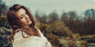 Jakie funkcje we fryzurach spełniają ozdoby?