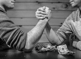 Kto komu pierwszy zakłada obrączkę? Kto komu pierwszy zakłada obrączkę?