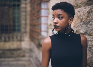 Jak Wyeksponować kolczyki? Jak Wyeksponować kolczyki?